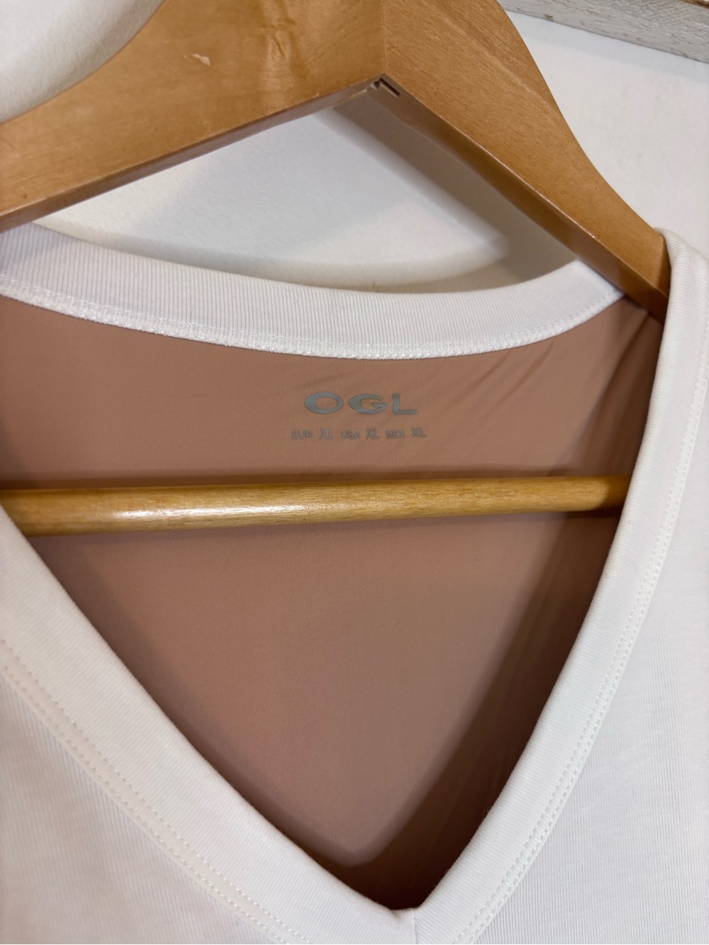 NWT OGL Skin Kiss Pure White Ruched V-Neck Built-In Bra Tee - Picture 4 of 8